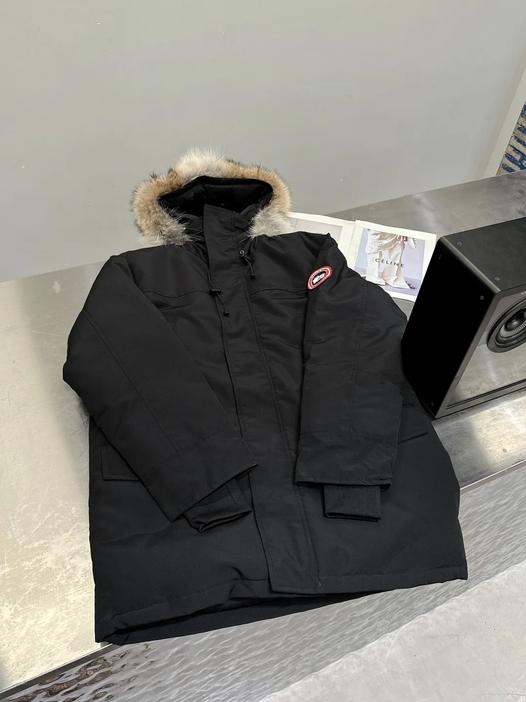 P840 Canada Goose 13 down jackets, timeless classics, same style for men and women, mid-length windbreaker jacket. Canada Goose technology waterproof fabric is wind and cold resistant and extremely warm! Plush heat storage keeps you warm and warms you up quickly! Extra large fur collar design, fine fur, smooth to the touch, comfortable and skin-friendly! Double windproof cuffs to prevent cold wind from entering! The pockets have a flap zipper design and the upper pocket is a diagonal pocket, which is convenient and practical! Canada Goose’s popularity in the past two years has greatly surpassed that of the king of down jackets, the Meng Mouth, and it is the hottest item in autumn and winter on INS! Same style for men and women, Canada Goose’s classic style! Color: Black, Off-white, Gray, Navy Size: XS S M L XL XXL